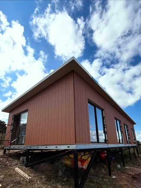 Detalle de la fachada revestida en WPC de una vivienda de Intersteel23